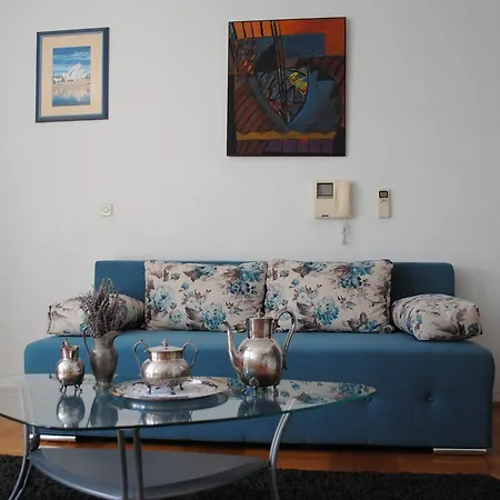 Optimist Two Bedroom 6+1 Appartement